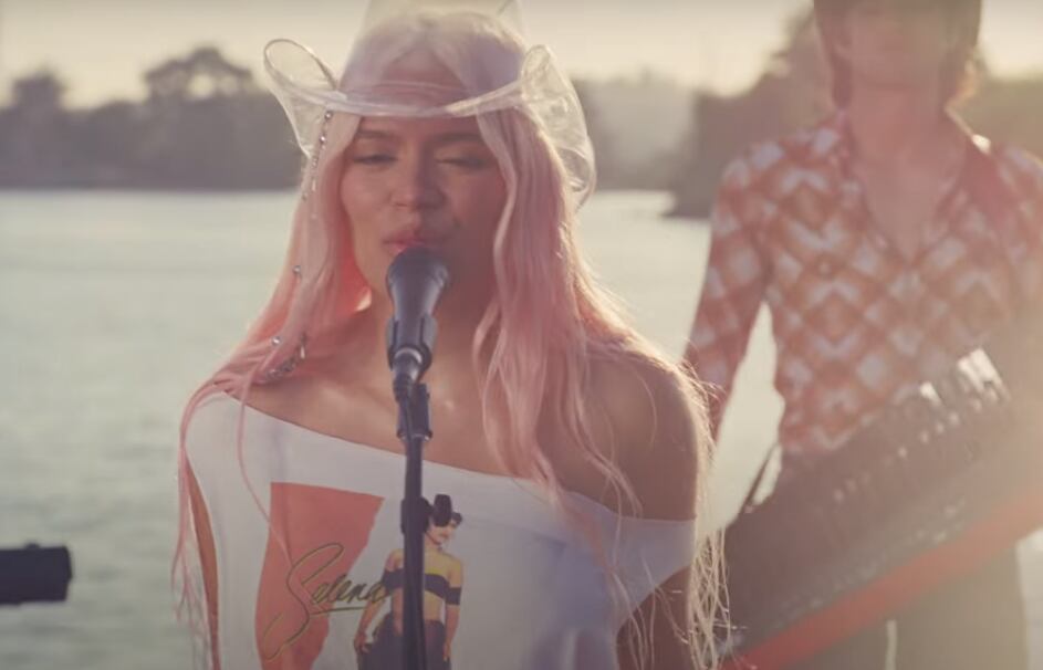 Karol G hace un homenaje a Selena Quintanilla en "Mi ex tenía razón".