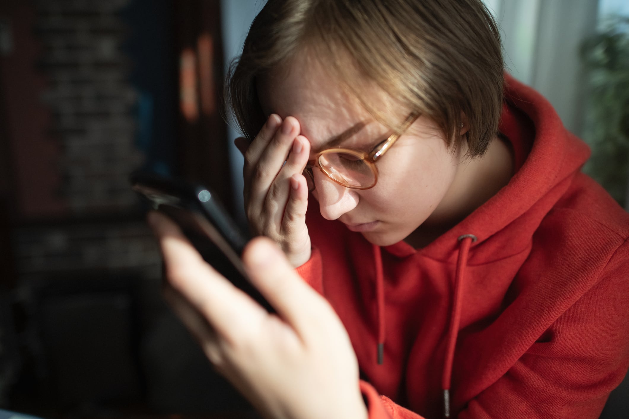 La plataforma cuenta con un amplio catálogo de funciones y herramientas que permiten interactuar no solo a través de texto, sino también mediante notas de voz, imágenes, videos y emojis.