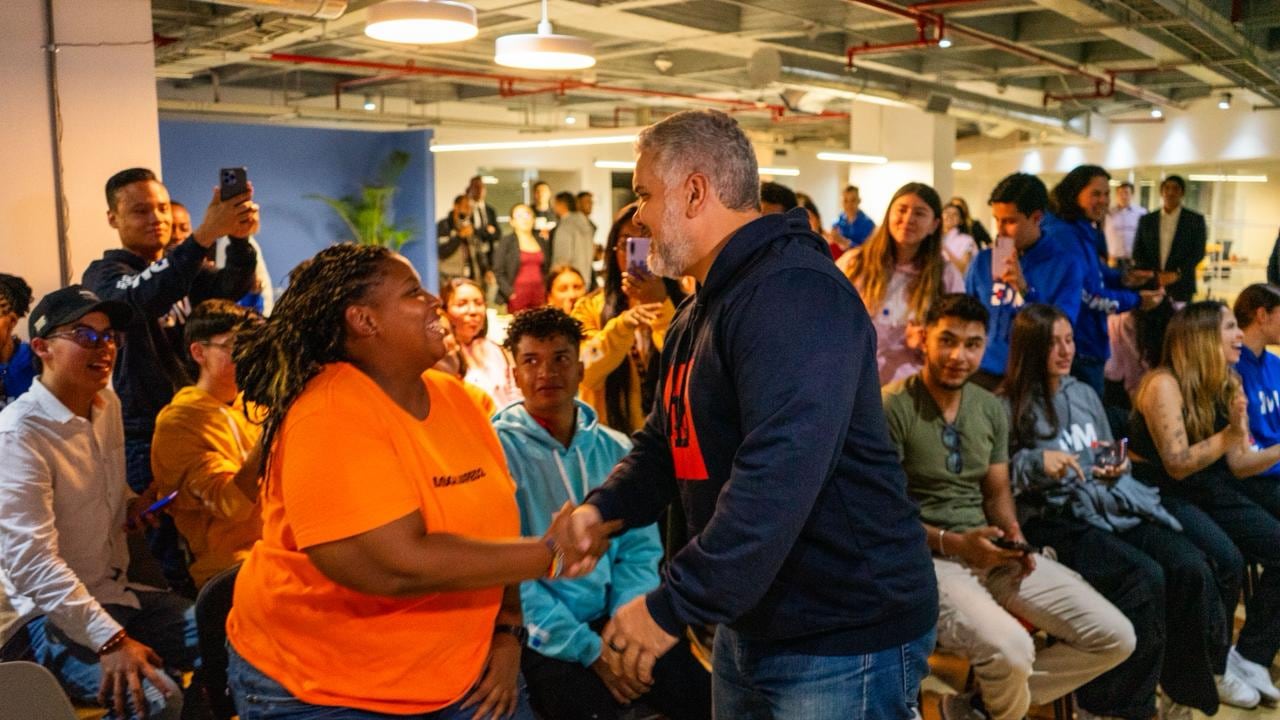 Roxana Mendoza y el expresidente de Colombia, Iván Duque.