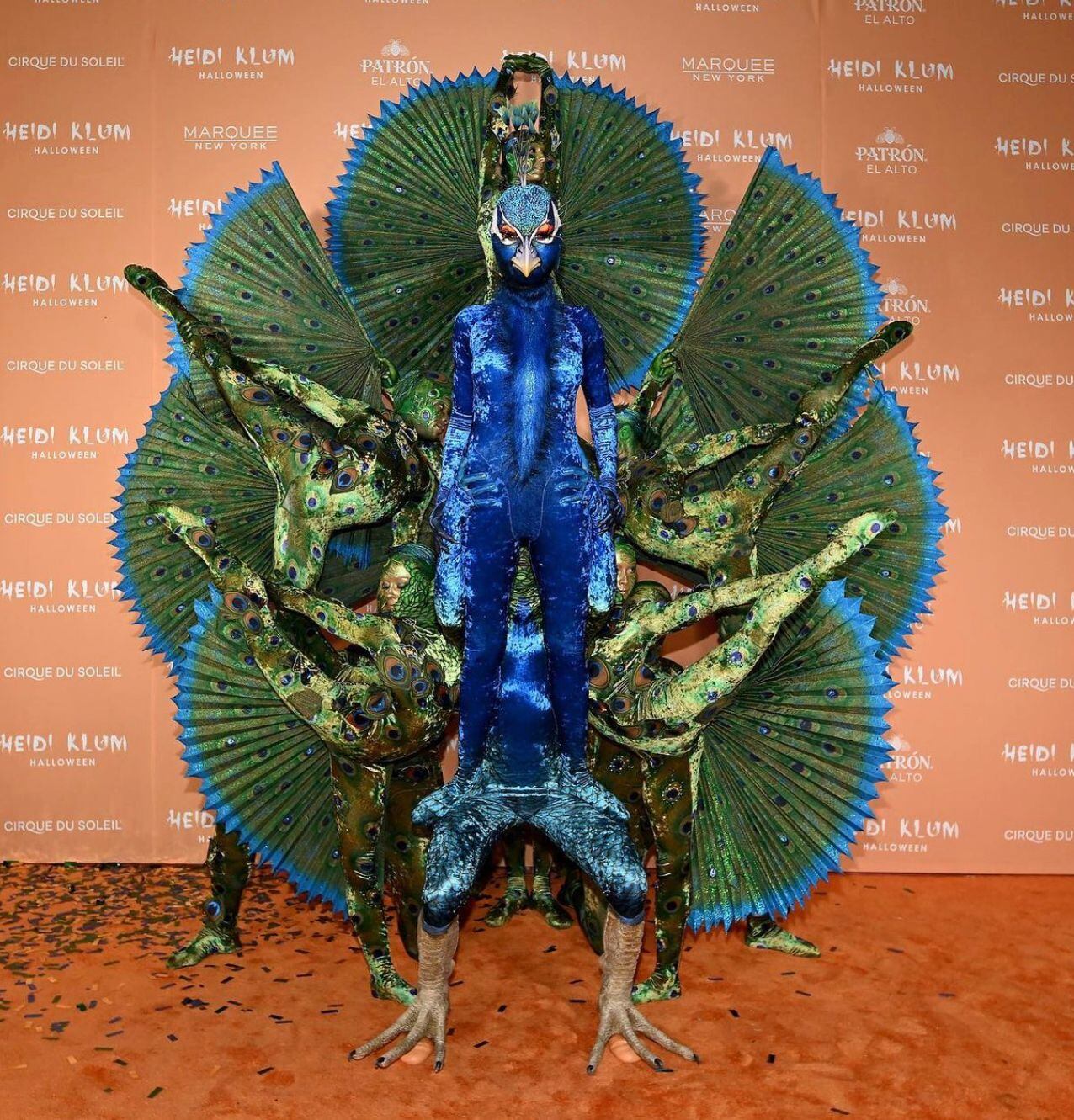 Varios acróbatas formaban la cola del pavo real.