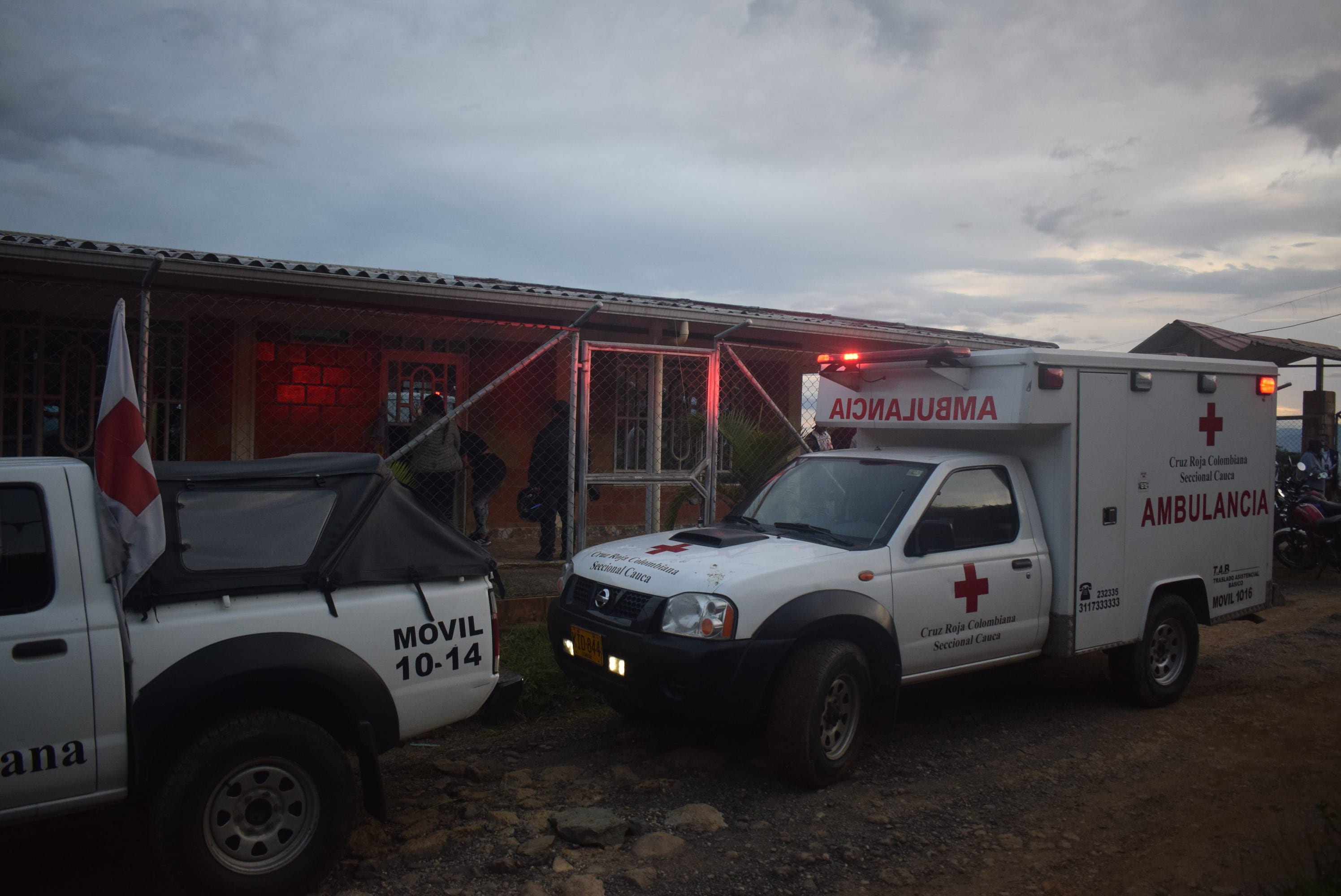 La Defensoría del Pueblo, la Cruz Roja y la comunidad fueron los encargados de evacuar los cadáveres de los seis ciudadanos asesinados en la zona rural de Popayán este jueves 9 de abril. El mortal ataque sucedió en la vereda La Meseta, aproximadamente una hora del área urbana de la capital del Cauca.