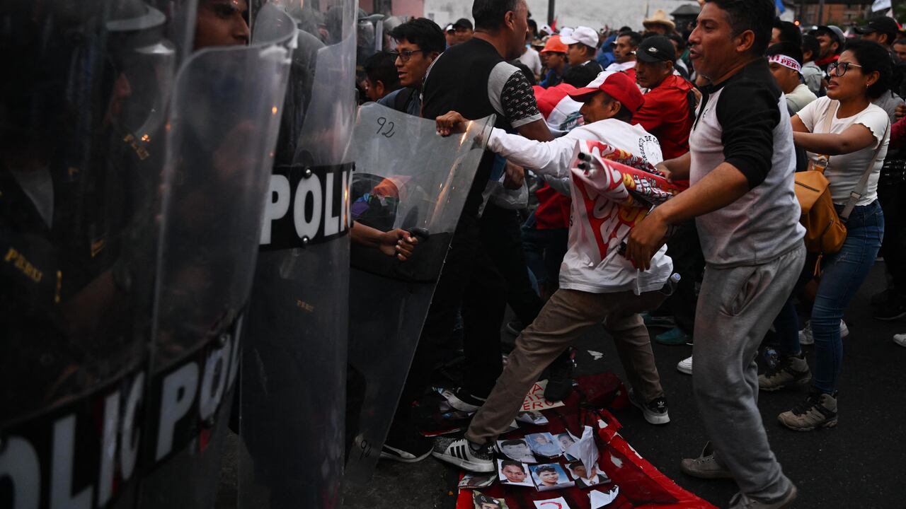 Los manifestantes chocan con la policía durante una manifestación contra el gobierno de la presidenta peruana Dina Boluarte en Lima el 4 de enero de 2023.