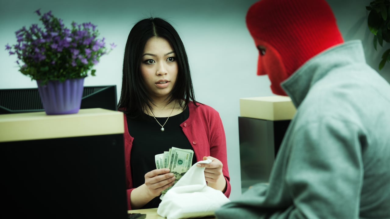 Sujeto robaba con notas que exigían a los cajeros de los bancos dinero en efectivo