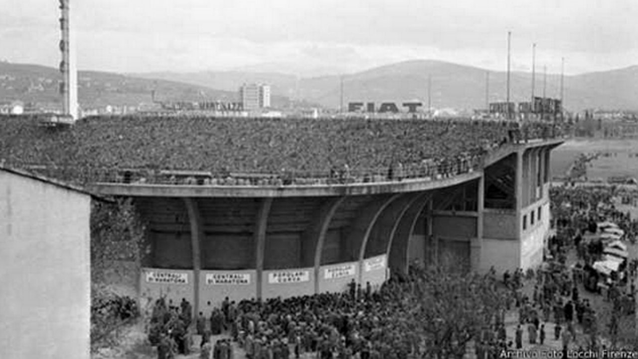 Unos 10.000 fanáticos veían el encuentro en las gradas del Estadio Artemi Franchi.