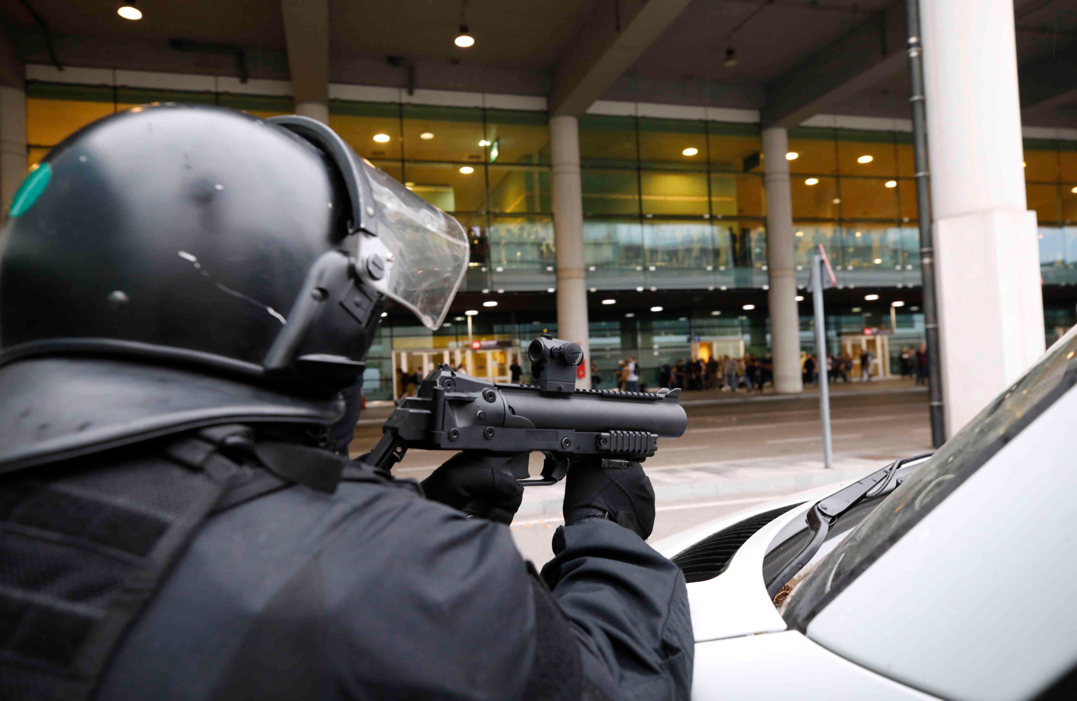 Un policía antimotines a las afueras del aeropuerto de El Prat, listo para disparar con balas de caucho a los independentistas. Durante las manifestaciones muchos se quejaron del exceso de fuerza de parte del Estado. En algunas ocasiones intentaron dispersar protestas pacíficas con gases y bolillos. Foto: AP. 