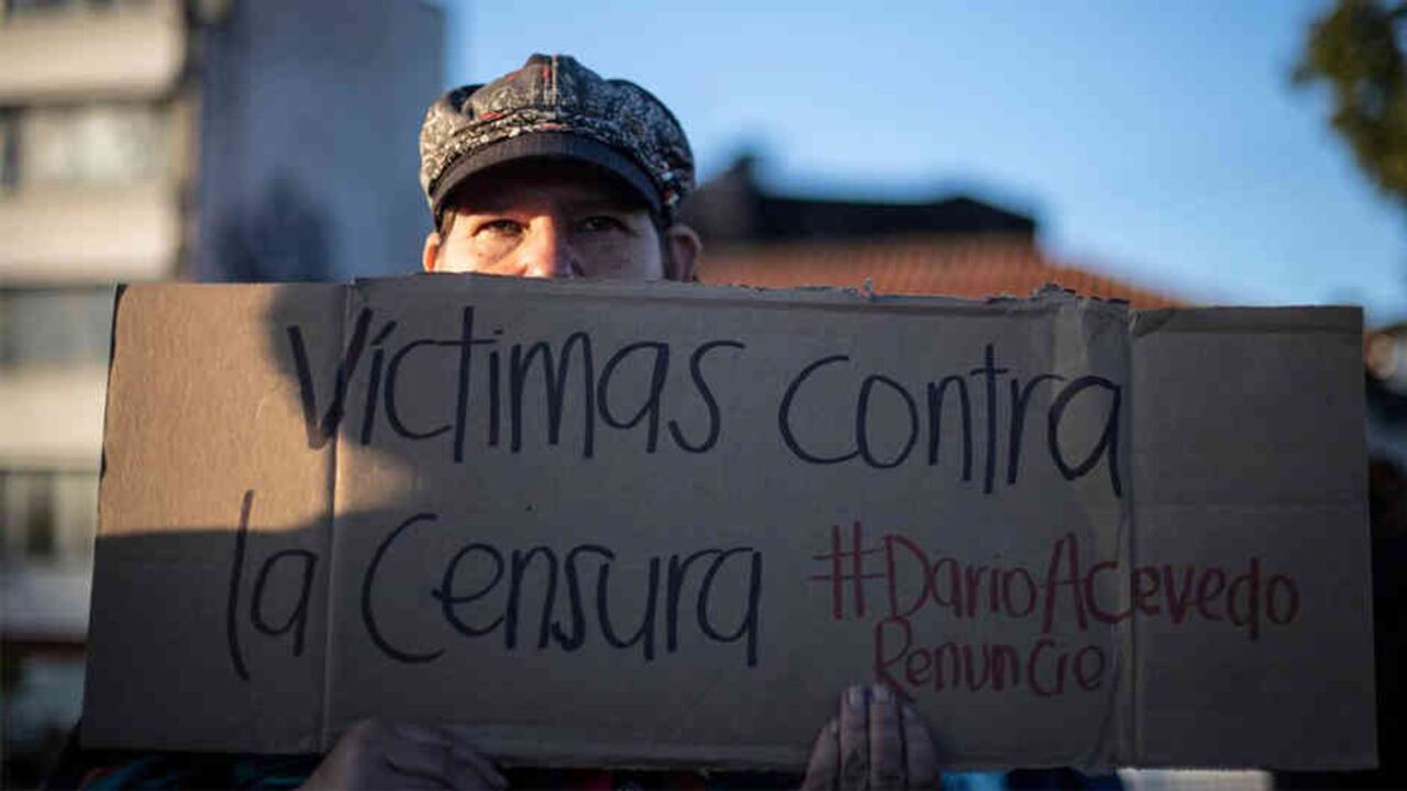El pasado miércoles, durante la instalación de la "primera piedra" del Museo de Memoria de Colombia, liderada por Darío Acevedo, víctimas protestaron a sus afueras y pidieron su renuncia. Foto: Diana Rey Melo.