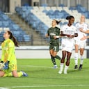 Linda Caicedo del Real Madrid celebra el cuarto gol de su equipo, mientras Kelsey Daugherty del Celtic muestra abatimiento durante el partido de la UEFA Women's Champions League entre el Real Madrid CF y el Celtic FC en el Estadio Alfredo Di Stefano el 17 de octubre de 2024 en Madrid, España.