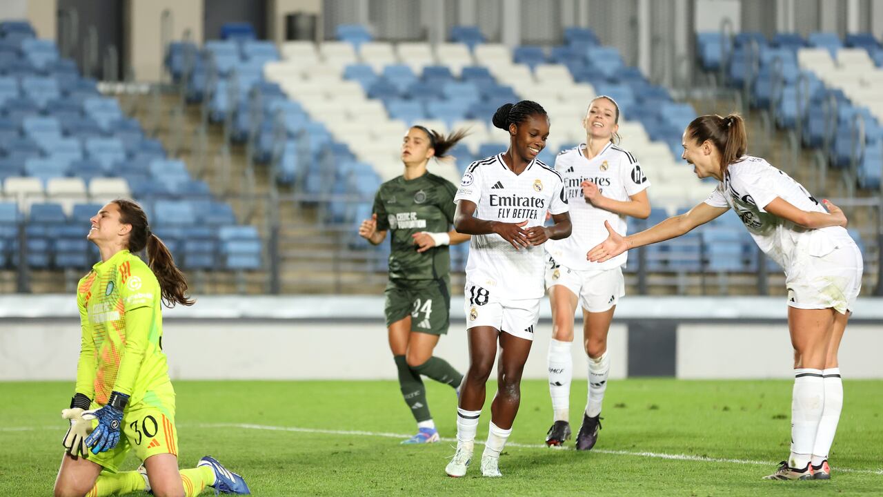Linda Caicedo del Real Madrid celebra el cuarto gol de su equipo, mientras Kelsey Daugherty del Celtic muestra abatimiento durante el partido de la UEFA Women's Champions League entre el Real Madrid CF y el Celtic FC en el Estadio Alfredo Di Stefano el 17 de octubre de 2024 en Madrid, España.