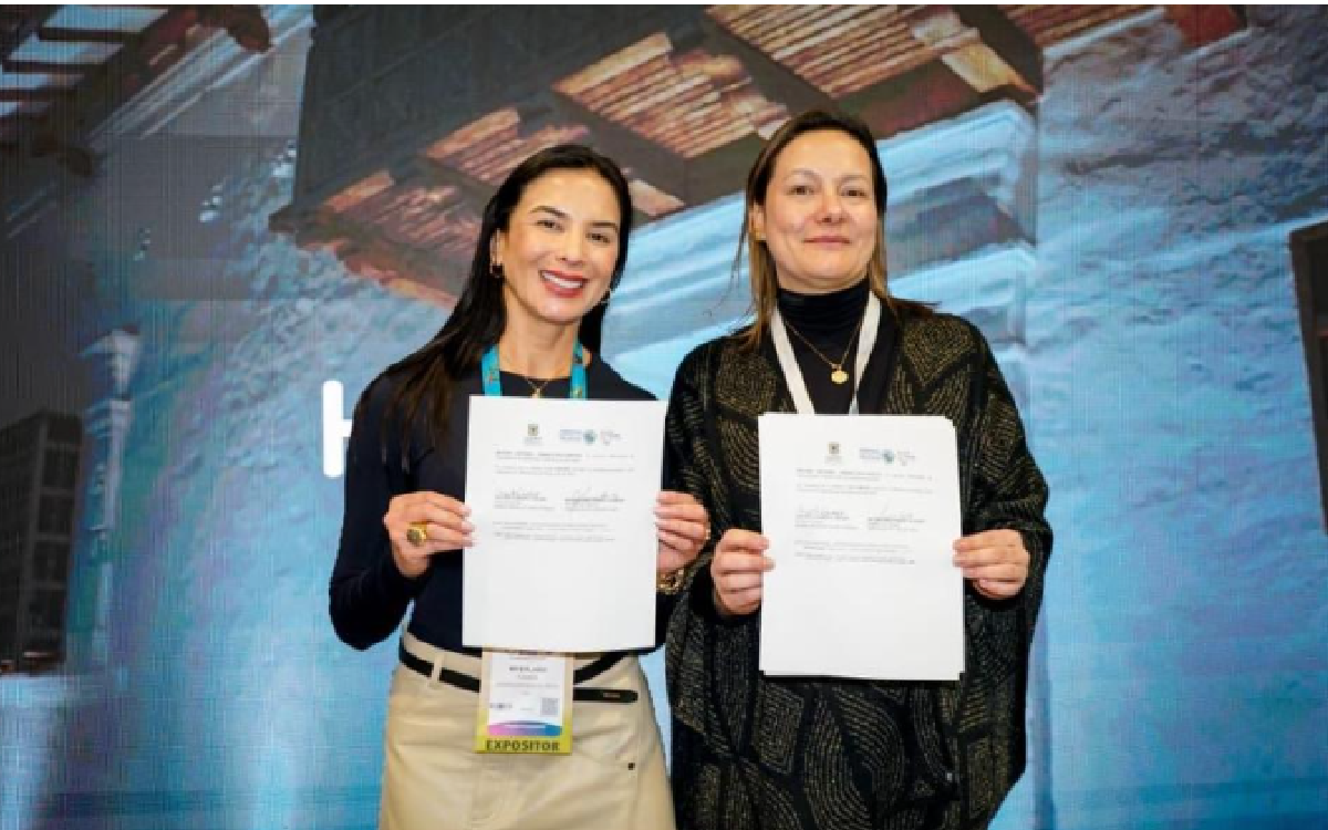 Ángela Garzón Caicedo, directora general del Instituto Distrital de Turismo de Bogotá, y Miyerlandi Torres Agredo, secretaria de Turismo del Valle del Cauca.