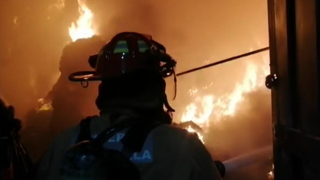 La emergencia fue atendida por los bomberos de los municipios de Itagüí, Envigado, y La Estrella, de acuerdo con Luis Alfonso Gomez, capitán de bomberos del municipio de La Estrella.