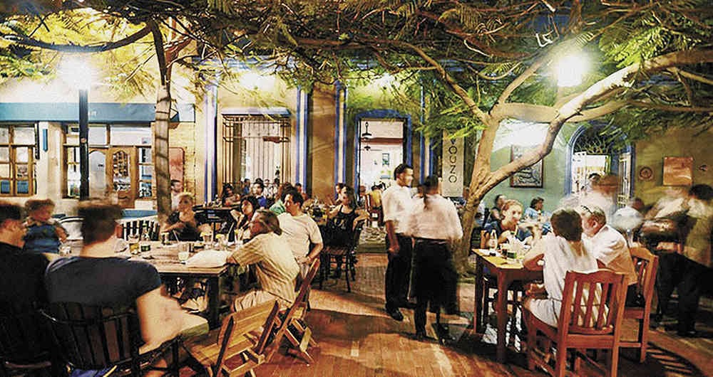Ouzo Restaurante y Bar está en el Parque de los Novios en Santa Marta