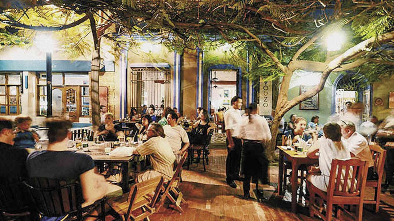 Ouzo Restaurante y Bar está en el Parque de los Novios en Santa Marta