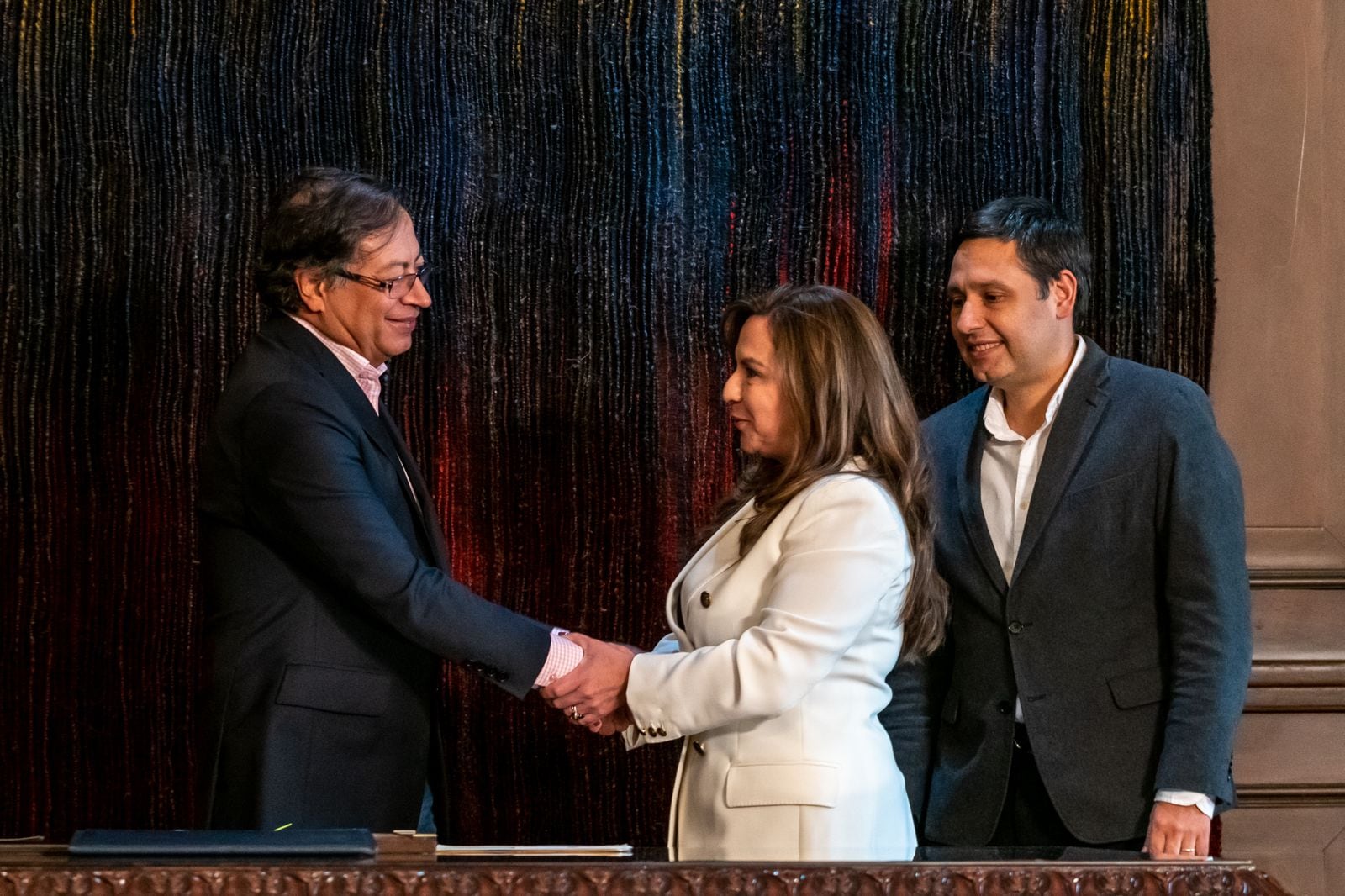 Presidente Gustavo Petro y la ministra de las TIC Sandra Urrutia