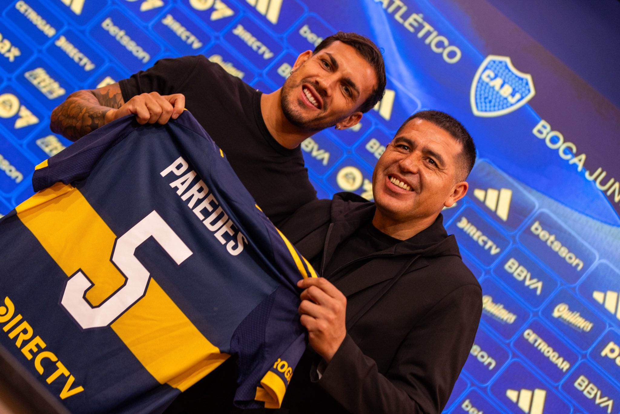 Juan Román Riquelme, presidente de Boca Juniors, con el nuevo refuerzo: Leandro Paredes.