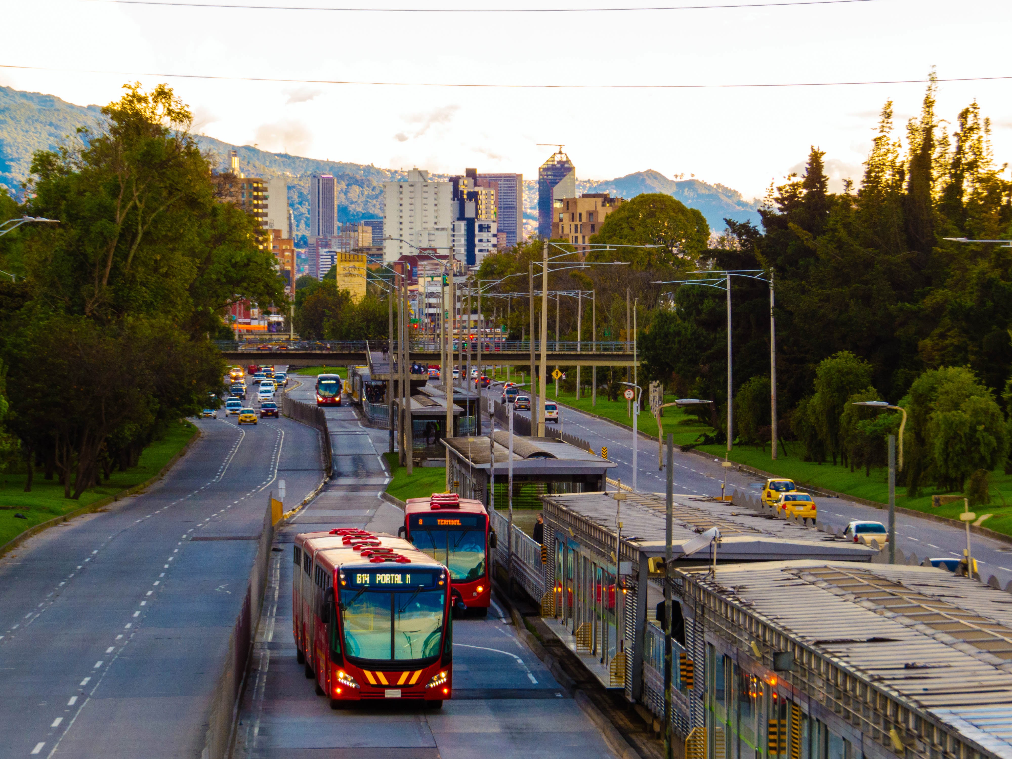 Avenida Norte y edificios en Bogotá - Colombia