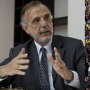 El ministro Iván Velásquez y la manifestación de los exintegrantes de la fuerza pública en la Plaza de Bolívar.