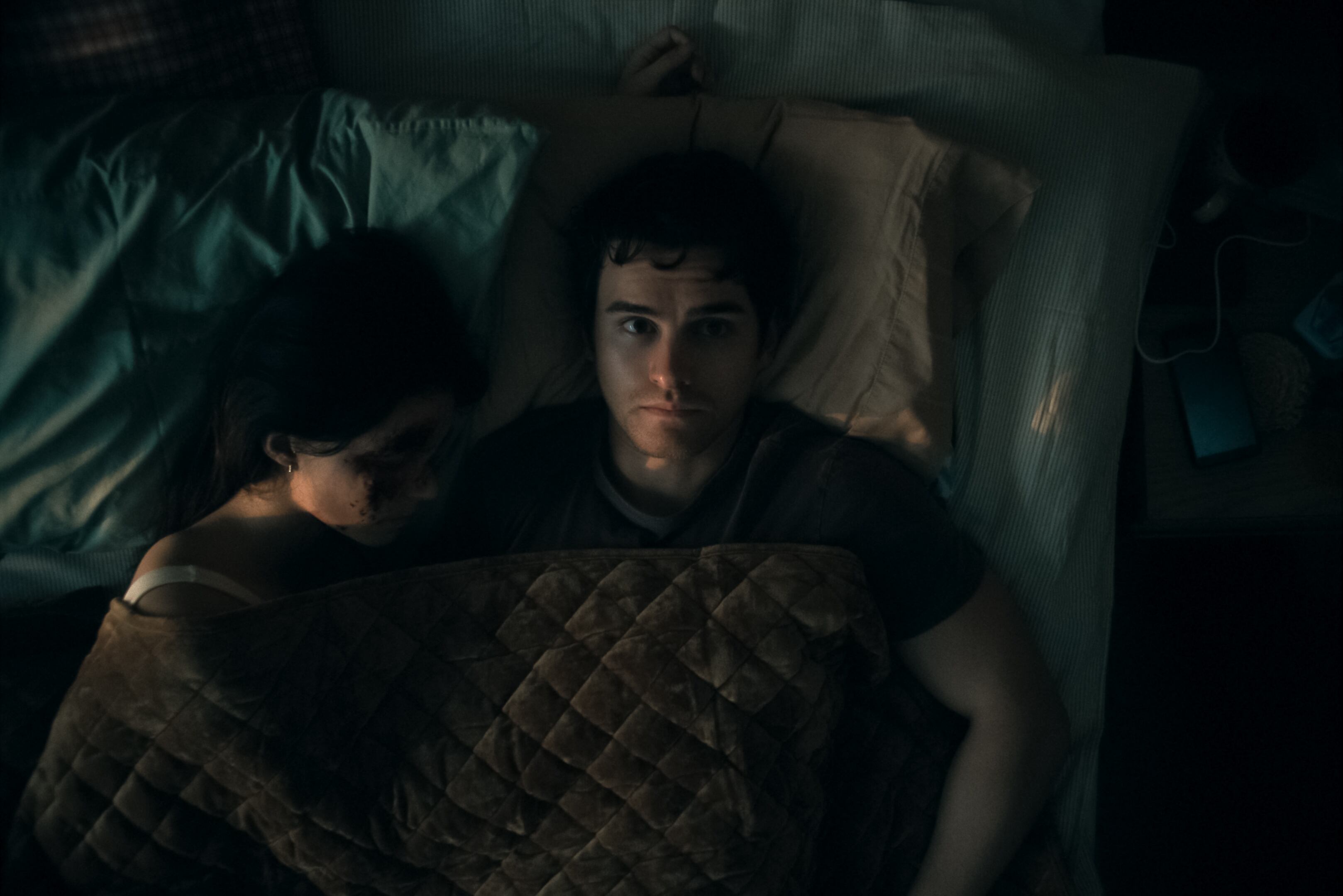 Inde Navarrette es Nikki y Michael Johnston es Bear en Obsesión.