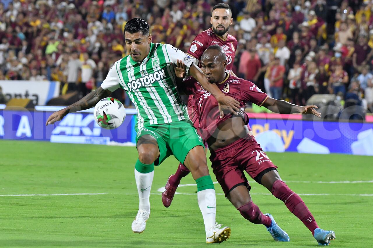 Jefferson Duque y Junior Hernández en la disputa de un balón.