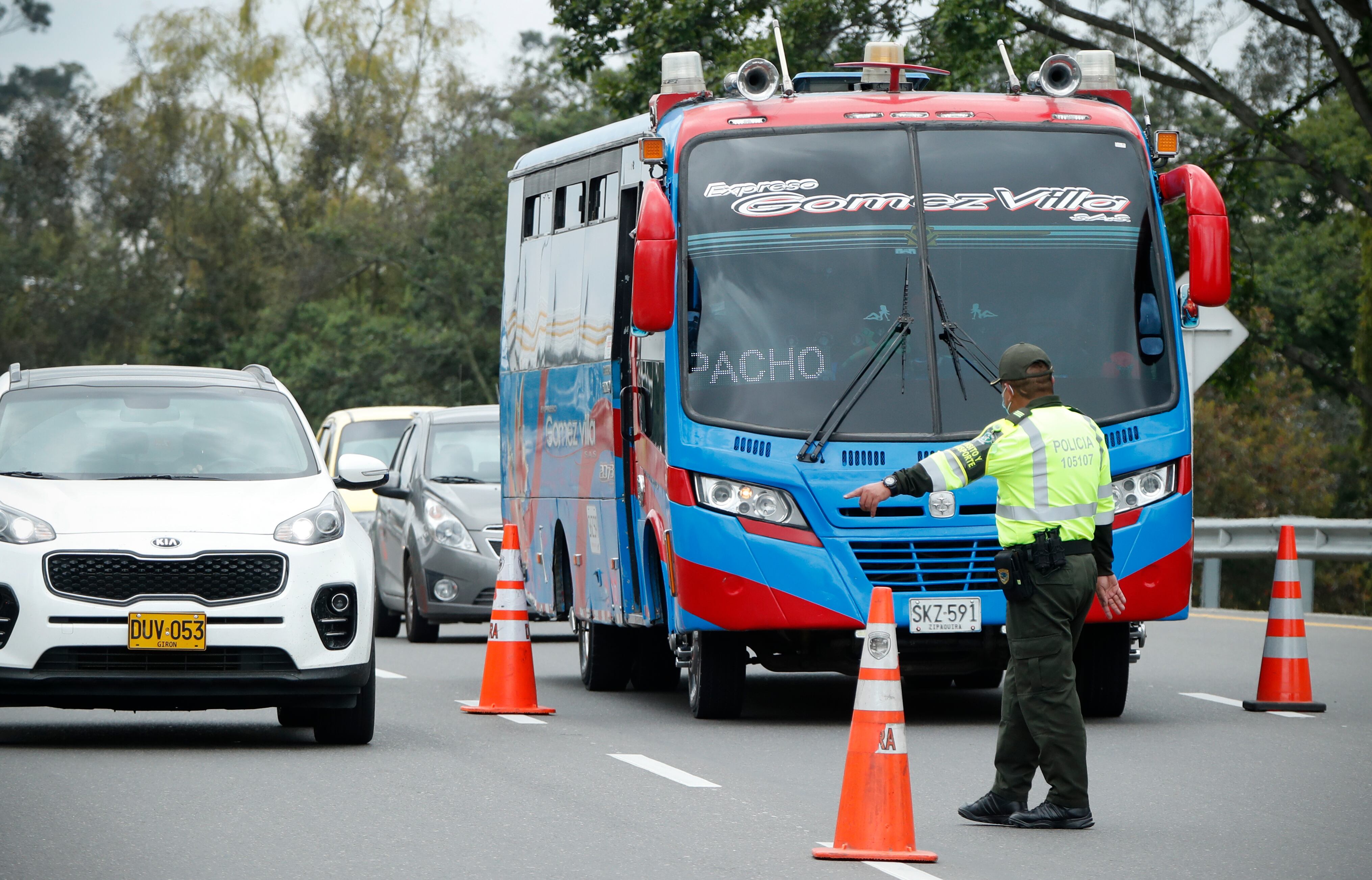Plan éxodo de Semana Santa  tránsito y transporte Policía Nacional de carreteras
puesto de control estado mecanico transporte intermunicipal
Bogotá abril 12 del 2022
Foto Guillermo Torres Reina / Semana