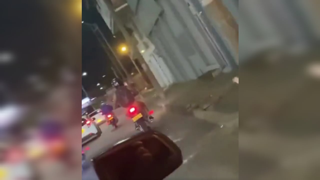 Polémica en Cali: un hombre se paseó desnudo en una motocicleta.