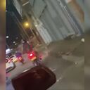 El hombre fue grabado por un grupo de ciudadanos que iban a bordo de un carro.