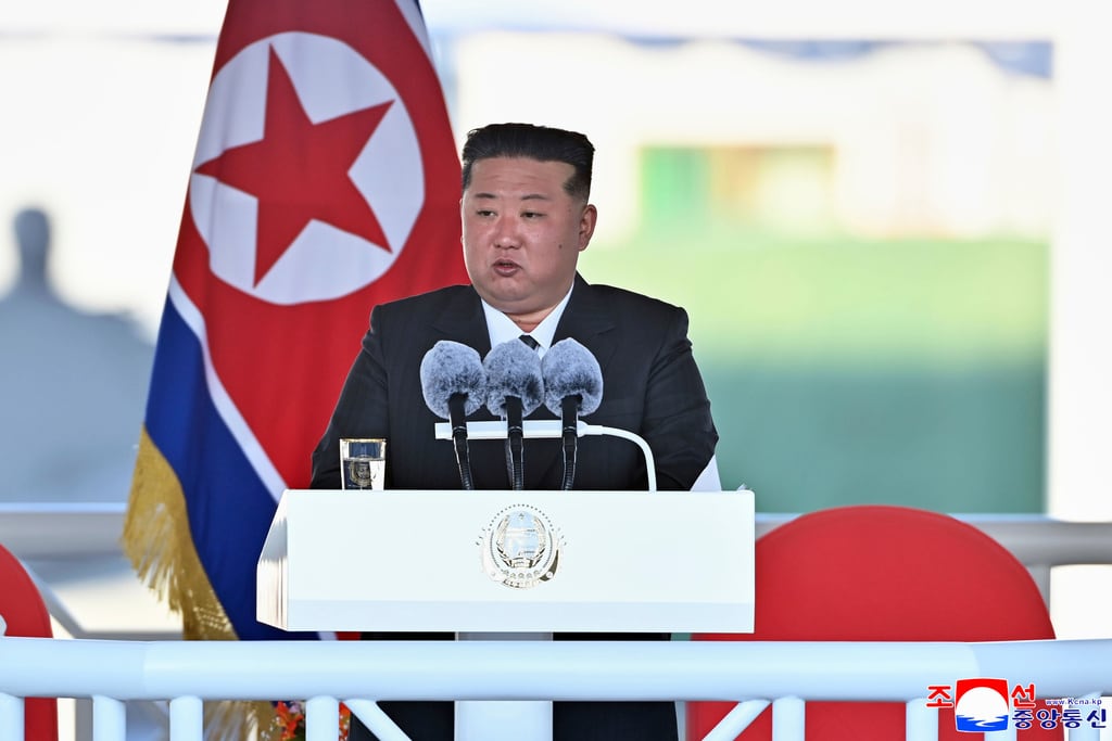 En esta foto proporcionada por el gobierno norcoreano, su líder Kim Jong-un habla durante la ceremonia de botadura de un nuevo destructor naval en el puerto occidental de Nampo, Corea del Norte, el viernes 25 de abril de 2025.