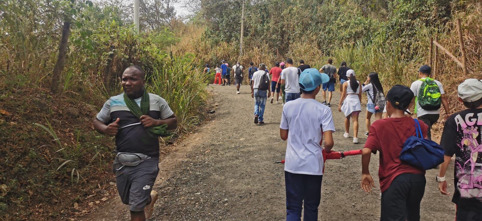Subida al cerro de las tres cruces en viernes Santo Cali