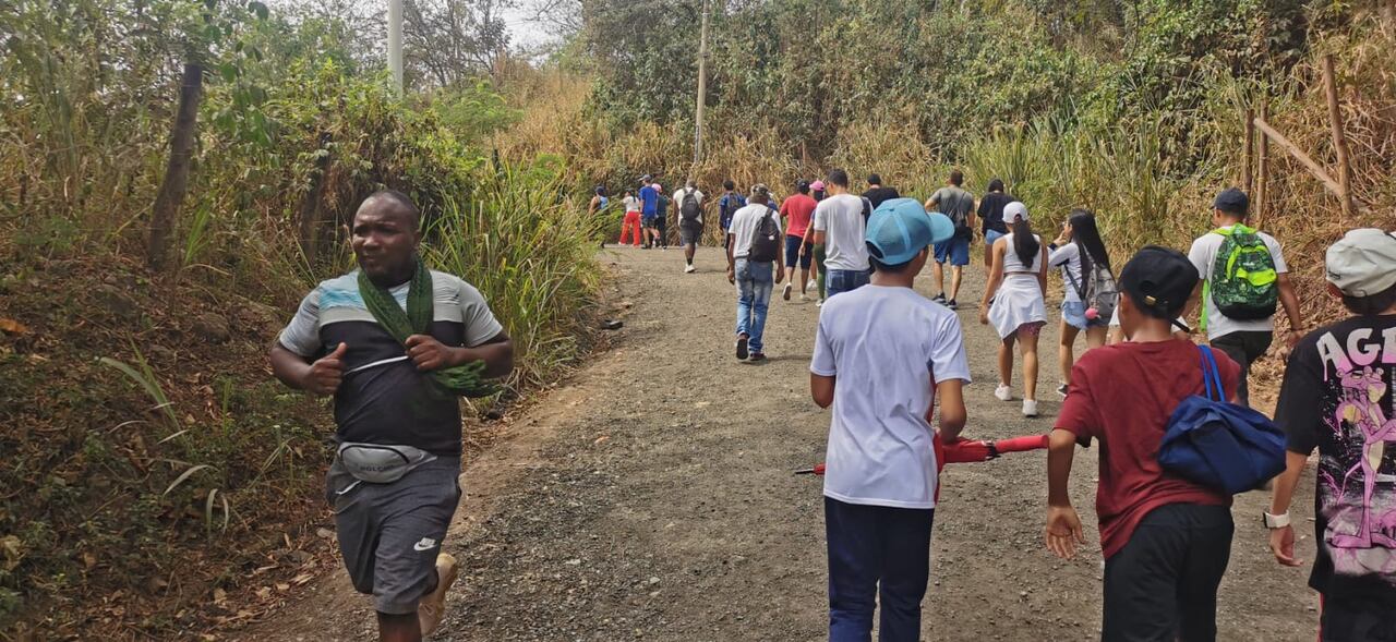 Subida al cerro de las tres cruces en viernes Santo Cali