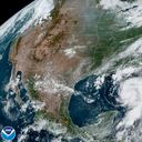 Esta imagen satelital del martes 29 de agosto de 2023 proporcionada por la Oficina Nacional de Administración Oceánica y Atmosférica de Estados Unidos muestra el huracán Idalia (centro), acercándose a la costa de Florida en el Golfo de México, y al huracán Franklin (derecha), mientras avanza junto a la costa este de Estados Unidos, al suroeste de Bermuda. (NOAA vía AP)