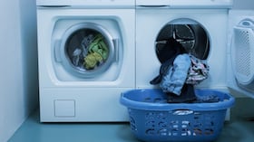 Lavar frecuentemente la ropa reduce el riesgo de infecciones.