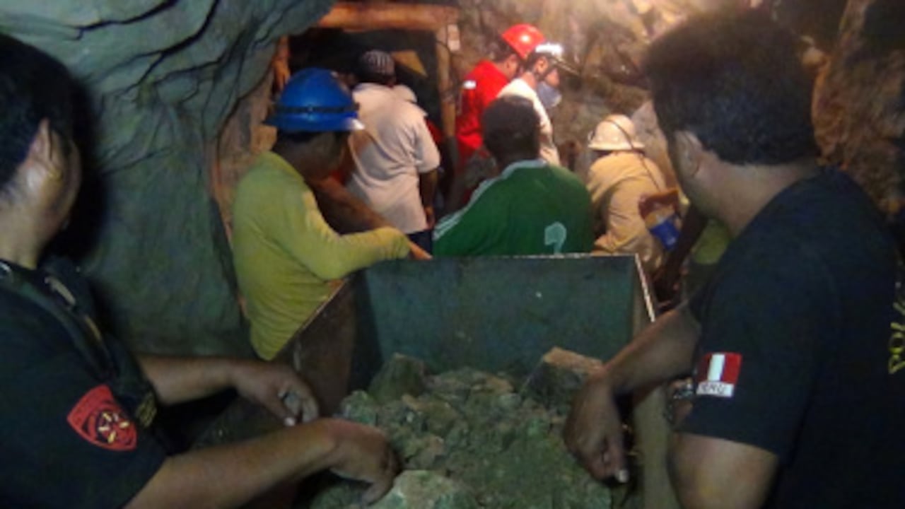 Los mineros están atrapados desde el jueves.