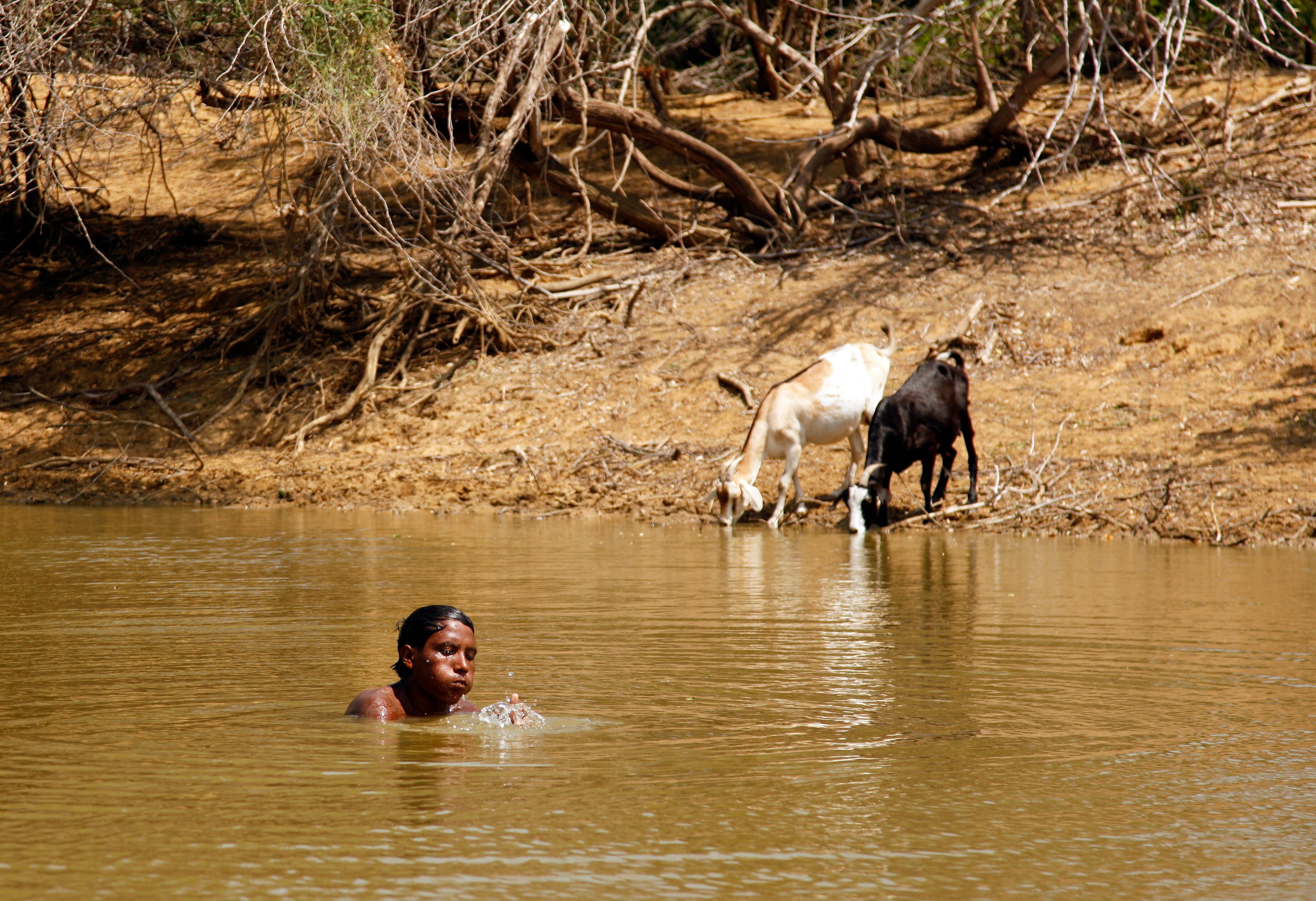 En el municipio de Manaure se llevó a cabo el primer Círculo de la Palabra sobre el Agua entre la comunidad Wayuu de La Tuna, funcionarios locales y designados del Ministerio de Vivienda.