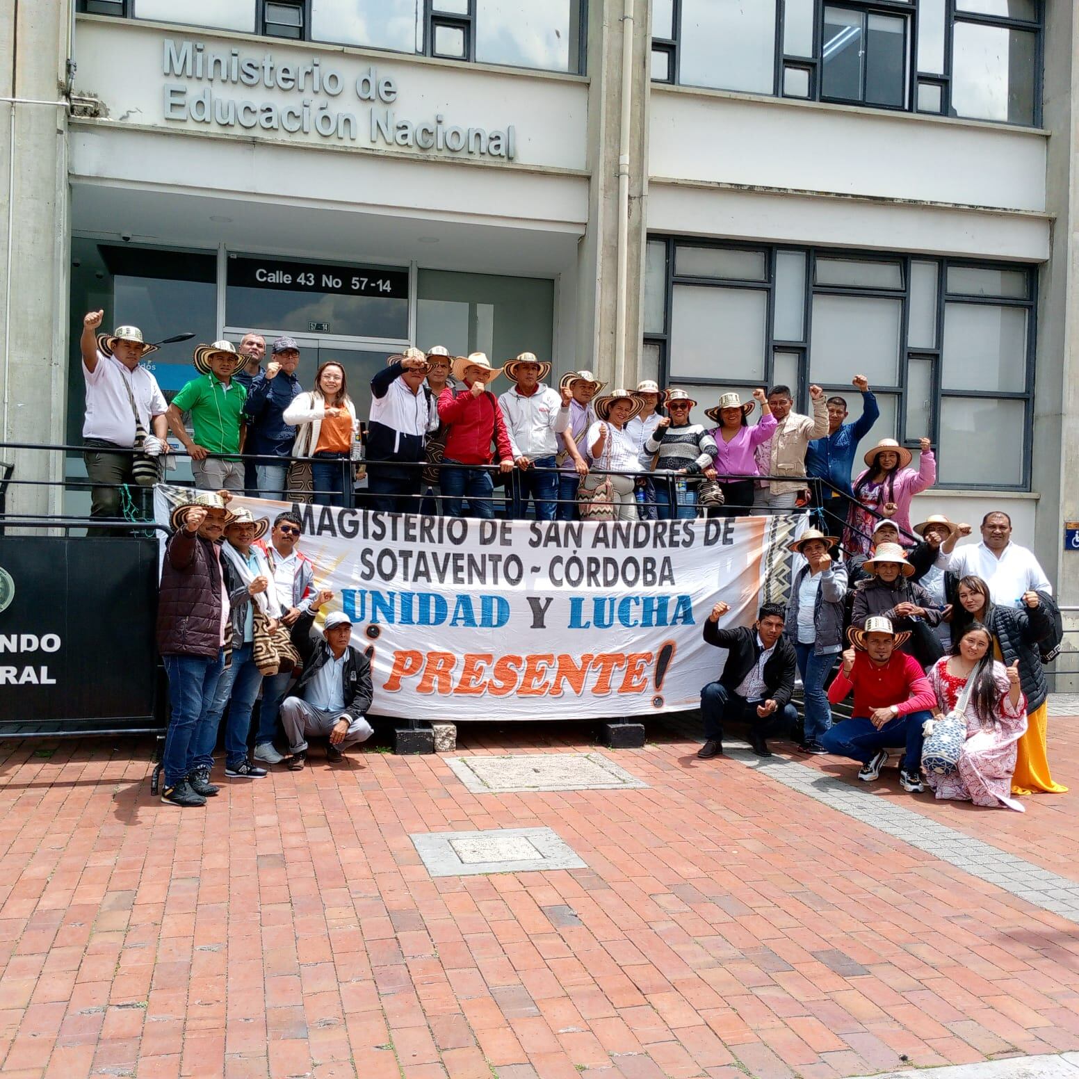 Educadores protestan contra el Gobierno.