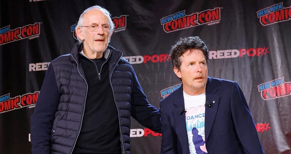 Los actores Michael J. Fox y Christopher Lloyd, recordados por su participación en Volver al futuro, tuvieron un emotivo reencuentro en el reciente Comic-Con de Nueva York.