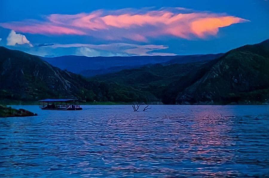 La embarcación naufragó en la noche de este sábado.