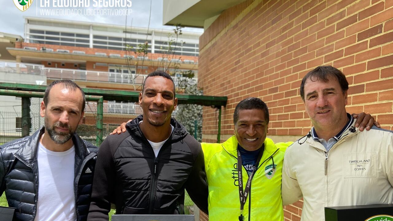 El nuestro entrenador de la Selección Colombia, Néstor Lorenzo, visitó la sede deportiva de La Equidad en Bogotá. Foto: Twitter Club Deportivo La Equidad.