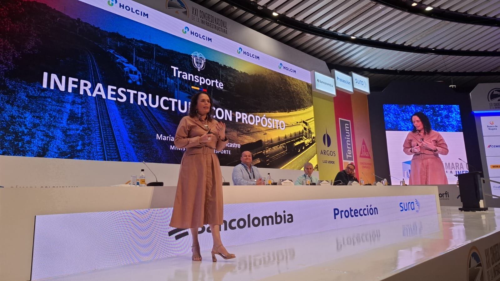 Constanza García, ministra de Transporte presentó balance de la infraestructura en el país. Foto: CCI