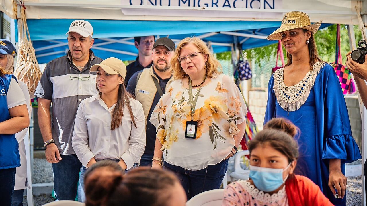 La directora (e) del Instituto Colombiano de Bienestar Familiar, Astrid Cáceres, junto a autoridades nacionales e internacionales en visita a La Guajira.