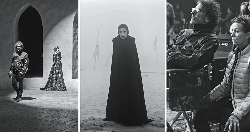 En esta entrega, Joel Coen trabajó sin su hermano, Ethan, pero con el impulso creativo de su mujer, con la fotografía atmosférica de Bruno Delbonnel y el apoyo de la casa productora A24, caracterizada por sus apuestas visuales vanguardistas.  