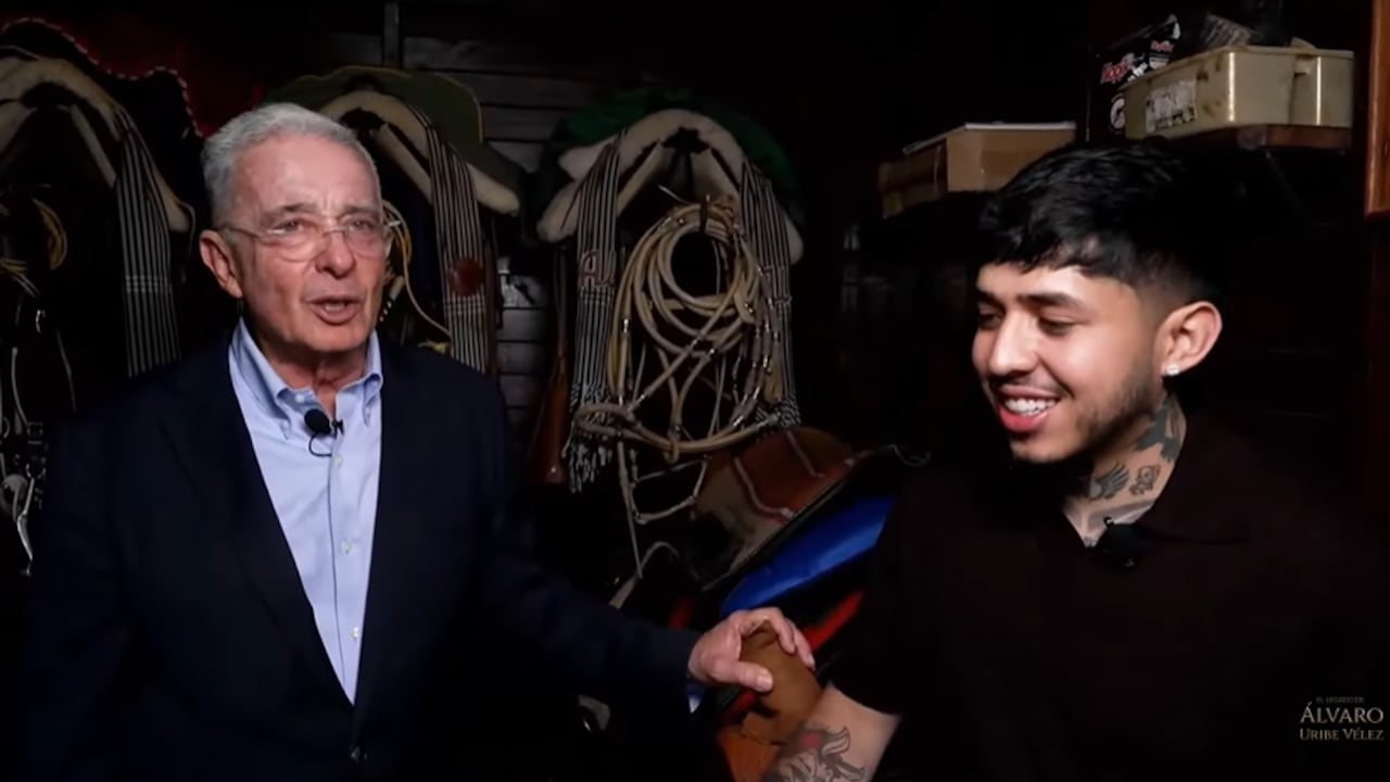La entrevista entre Westcol y Álvaro Uribe Vélez dejó un momento inesperado tras una propuesta del exmandatario en plena transmisión.