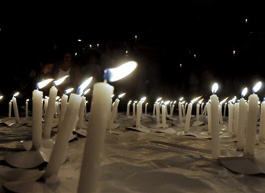 Un grupo de personas enciende velas en Cali, como parte de la celebración mundial de La Hora del Planeta, promovida por el Fondo Mundial para la Naturaleza (WWF, por sus siglas en inglés), que busca generar conciencia sobre los efectos negativos del cambio climático.
