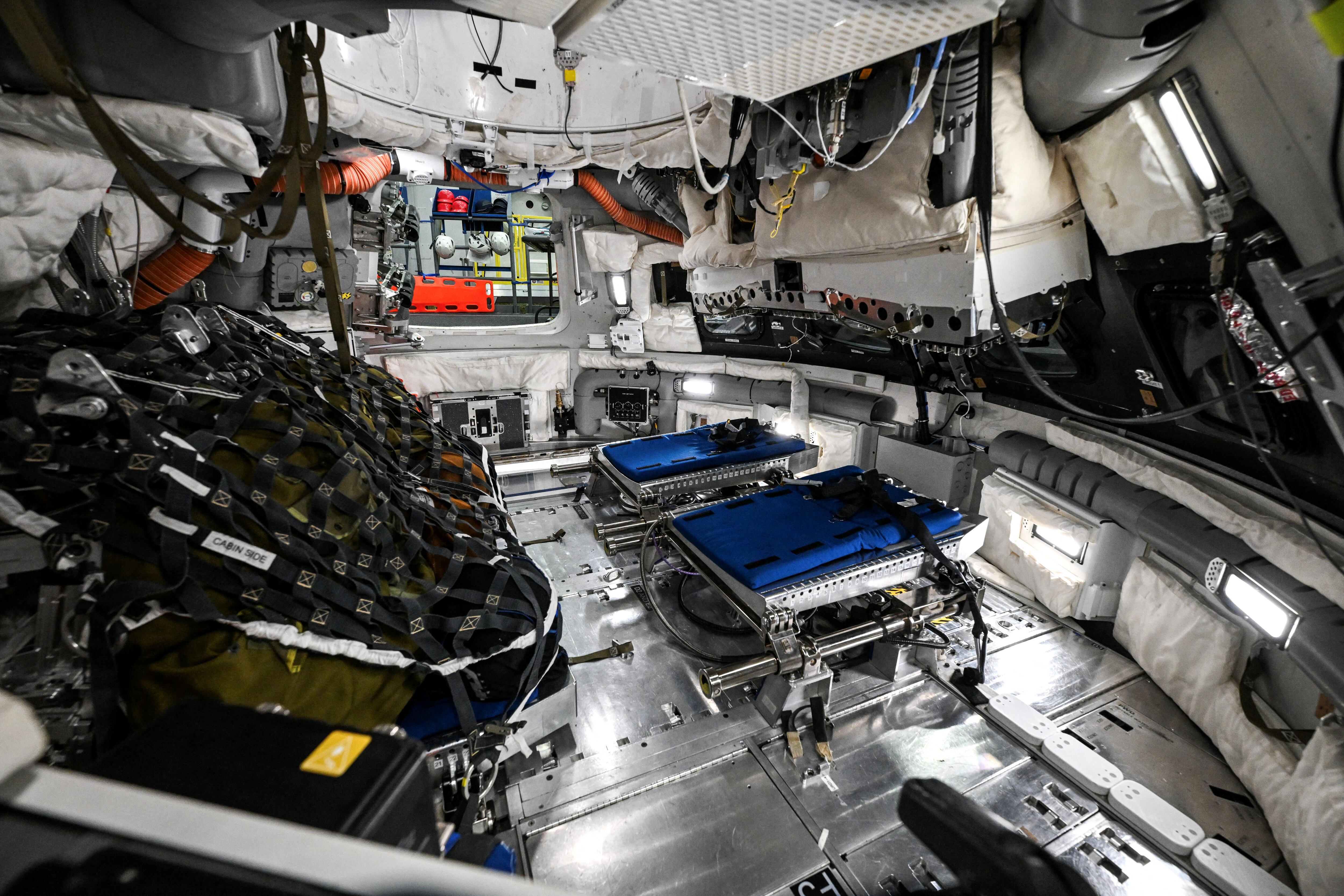 Vista a través de una ventana de la maqueta de la nave espacial Orión el 7 de abril de 2026 en el Centro Espacial Johnson en Houston, Texas. Tras completar su sobrevuelo lunar, batiendo el récord de distancia desde la Tierra, la tripulación de Artemis II regresa a casa, con un amerizaje previsto en el Pacífico, frente a la costa de California, a última hora del 10 de abril.