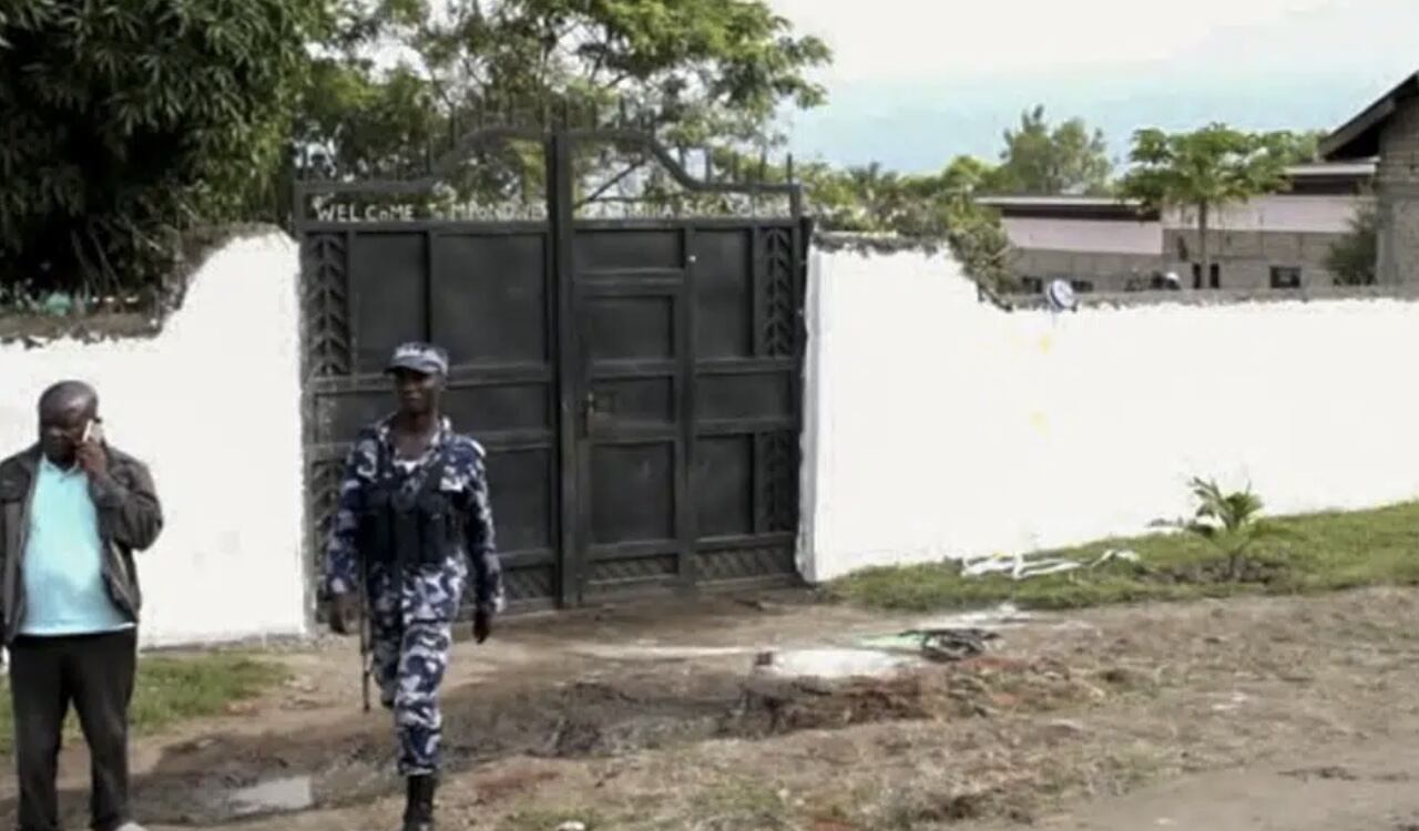 El colegio fue acordonado por las Fuerzas Militares de Uganda