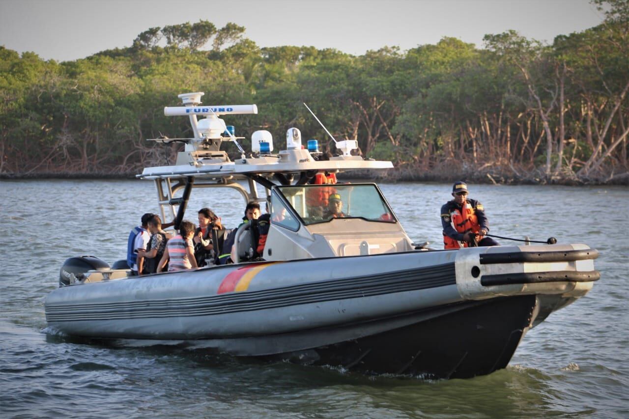 La acción se presentó cuando una Unidad de Reacción Rápida, URR, de la Estación de Guardacostas de San Andrés, se encontraba adelantando labores de control en esta temporada turística de fin de año, y apoyar las labores de búsqueda de 17 migrantes que al parecer se encuentran desaparecidos en el mar Caribe.
