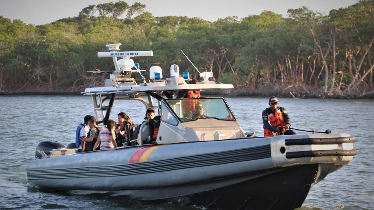 La acción se presentó cuando una Unidad de Reacción Rápida, URR, de la Estación de Guardacostas de San Andrés, se encontraba adelantando labores de control en esta temporada turística de fin de año, y apoyar las labores de búsqueda de 17 migrantes que al parecer se encuentran desaparecidos en el mar Caribe.