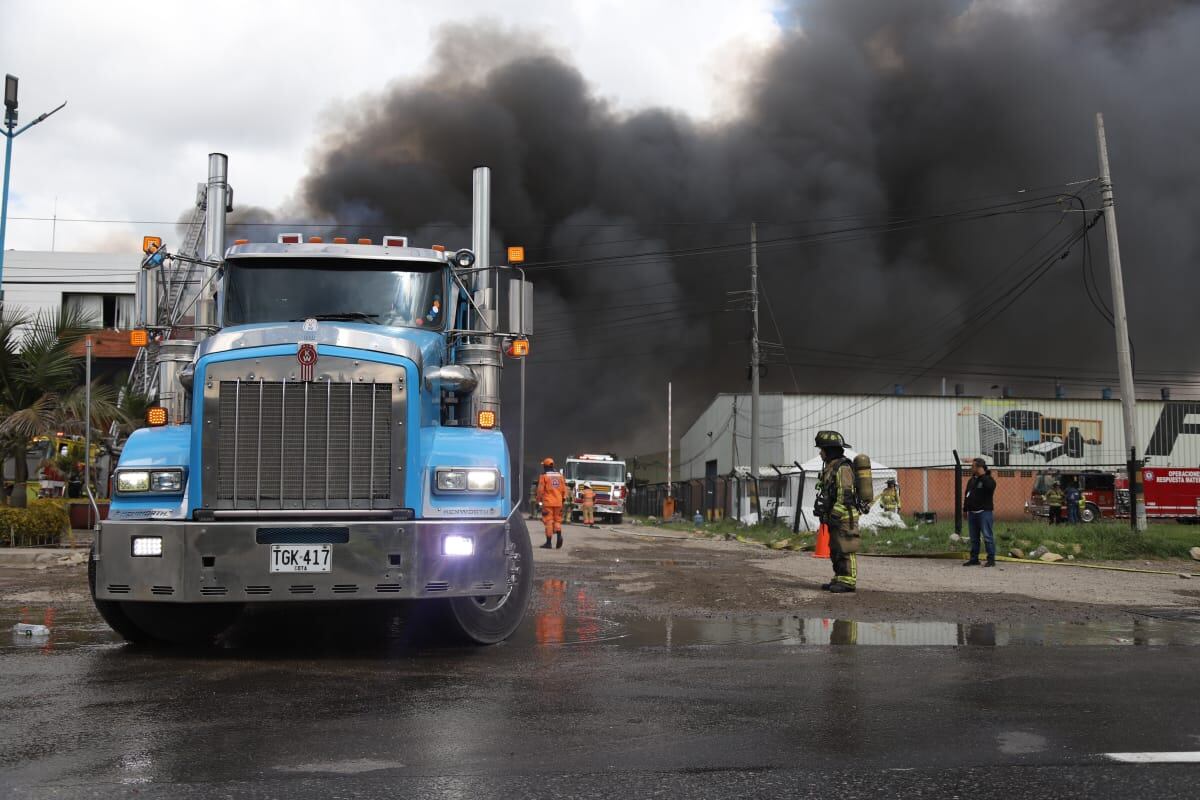 Incendio en bodega de colchones en la calle 80  - Puente de Guadua
