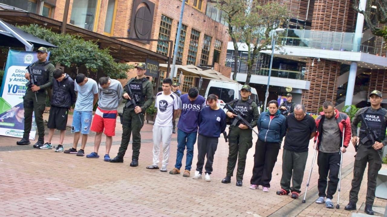 Entre los detenidos está alias ‘Blanca’, señalada cabecilla de la organización, quien ya había sido condenada en 2023 por tráfico de estupefacientes. Junto a ella, fueron identificados alias ‘Claudia’, ‘Reinol’ y ‘Media Lengua’.