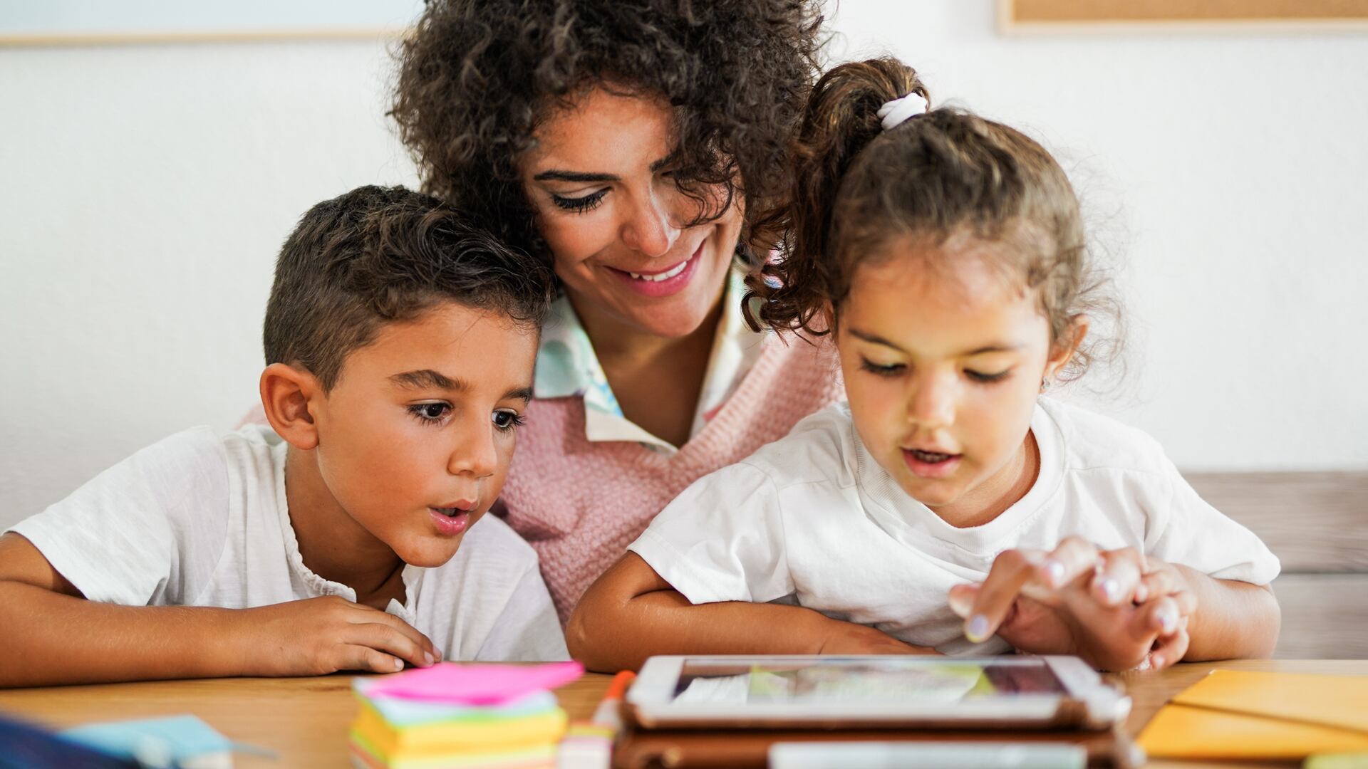 La calidad de la conexión de los estudiantes que asisten a clase desde casa, la ciberseguridad, especialmente de los menores de edad, y cómo captar la atención de los alumnos son algunos de los retos que ha planteado la educación virtual en medio del aislamiento.