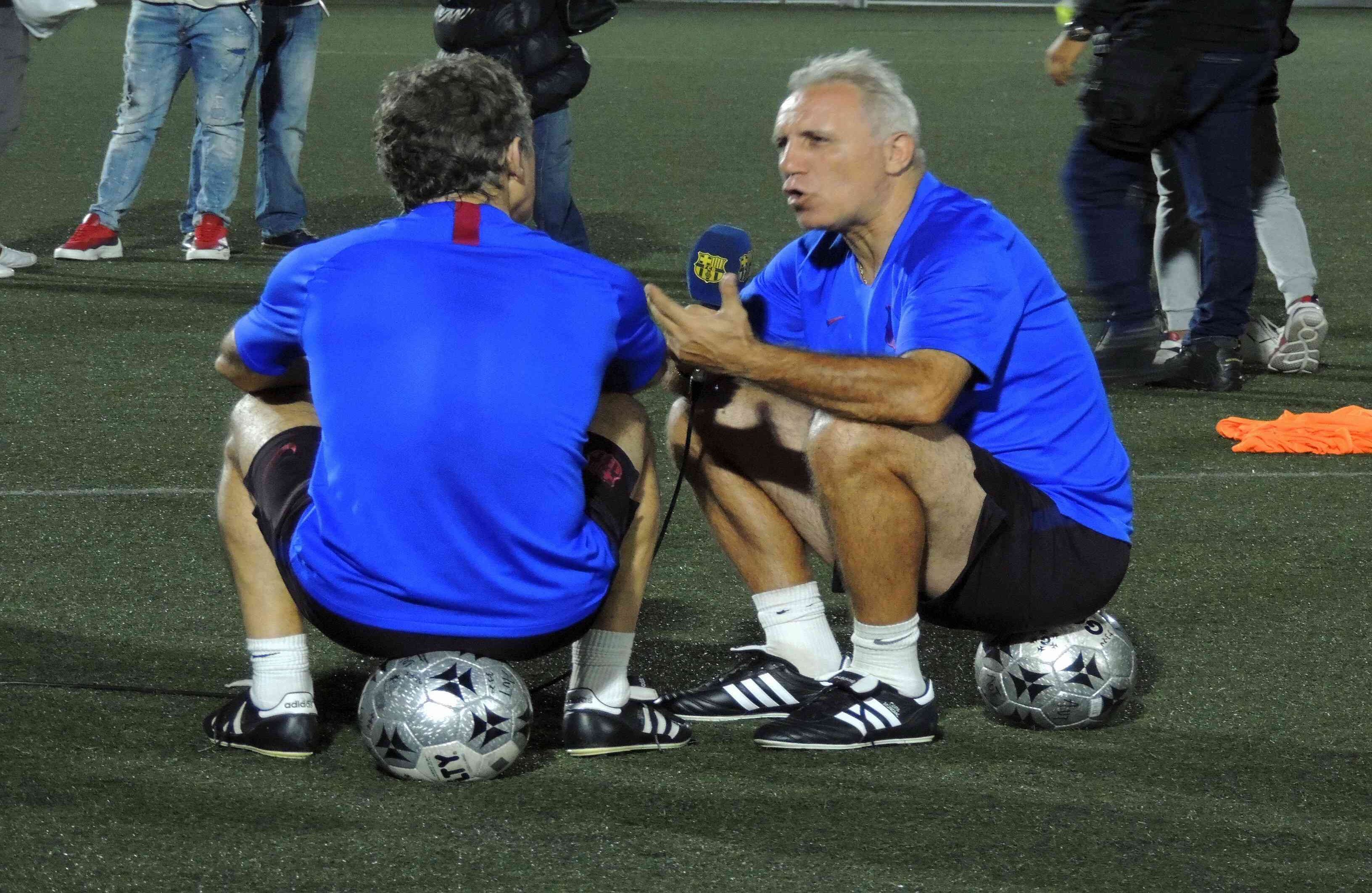 El ganador del balón de oro 1994, Hristo Stoichkov, concedió una entrevista al medio Barcelona TV al finalizar la práctica. El búlgaro jugó en la época dorada del club con Johan Cruyff como entrenador. Foto: Sophia Gómez / SEMANA