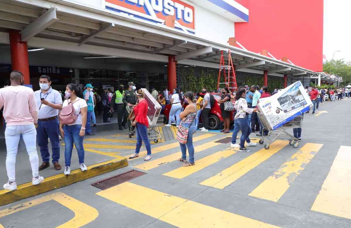 Durante las primeras horas de este viernes sin IVA la mayoría de las aglomeraciones en Cali se presentan en el almacén Alkosto del sur. Las filas se presentan desde las 4:00 de la madrugada y se estima que en esta mañana han asistido más de diez mil compradores. 